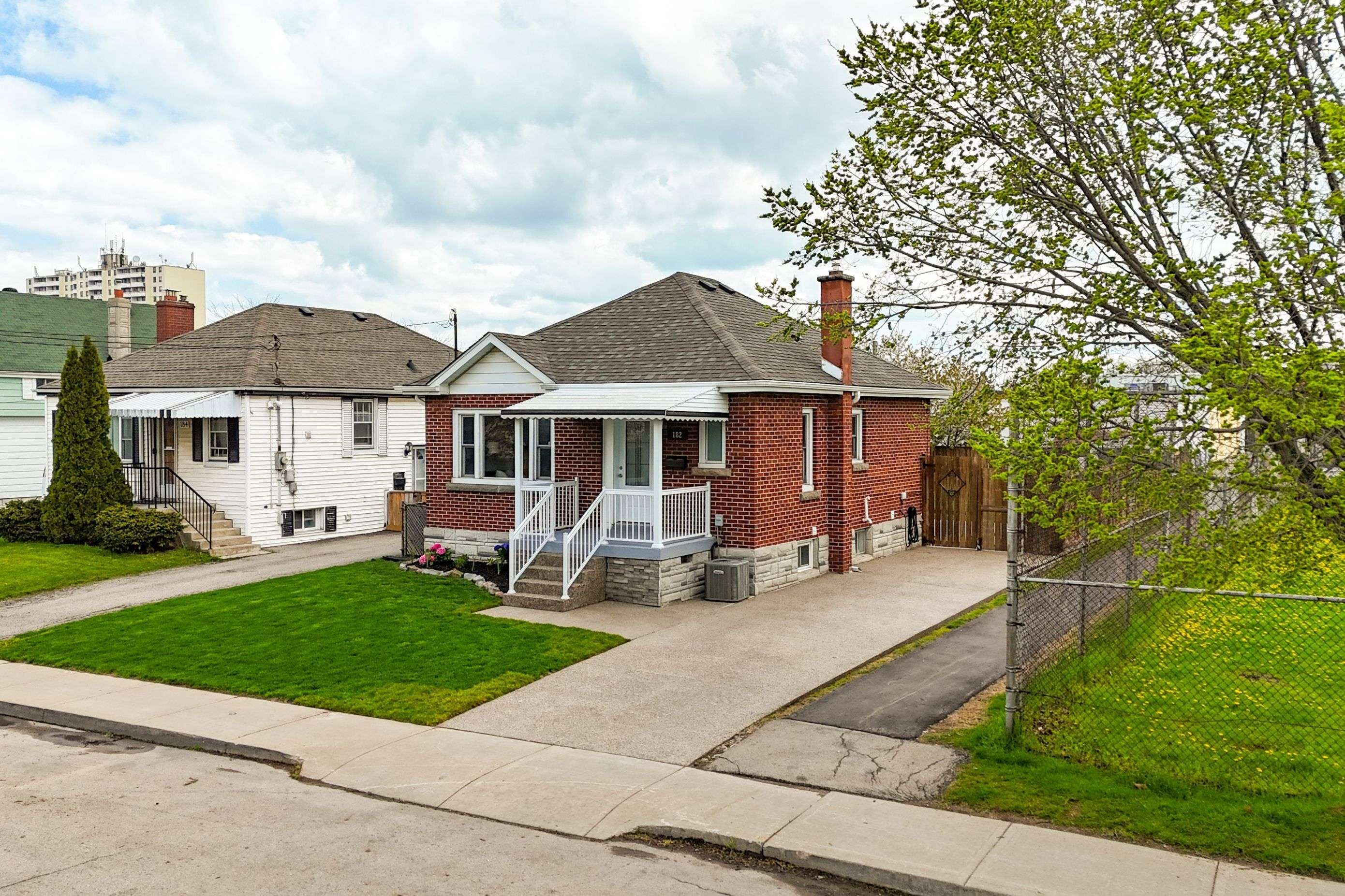 Hamilton, ON L8H 5W2,182 Glennie AVE