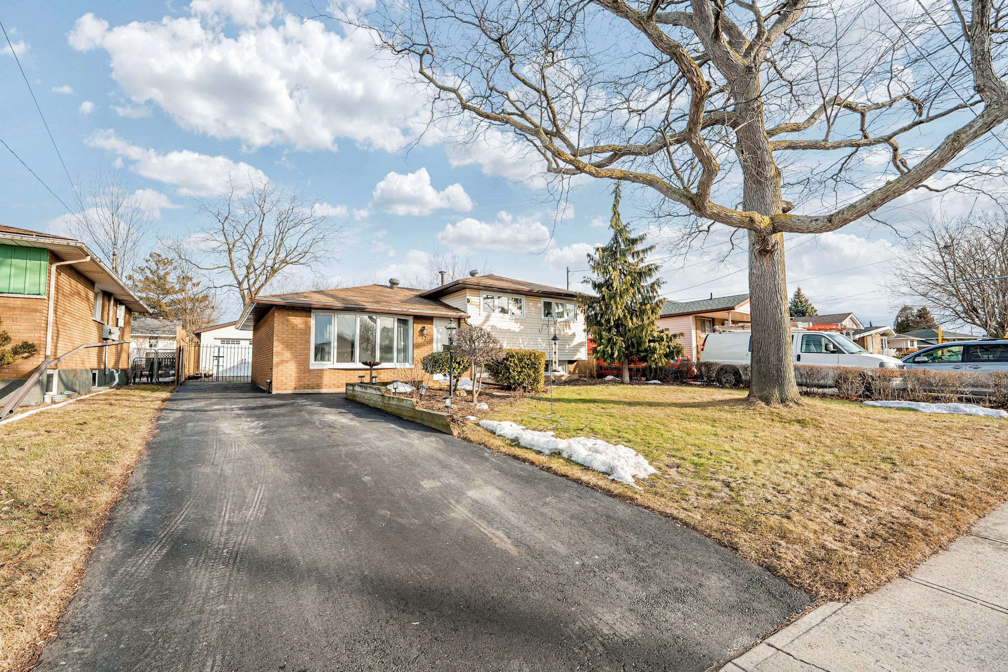 Hamilton, ON L8V 4E2,17 Shamrock CT