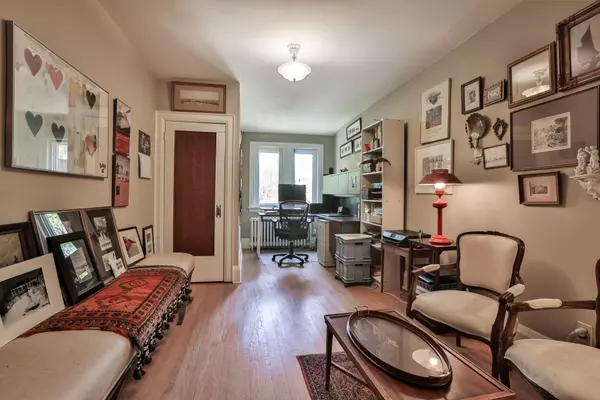 Toronto C04, ON M4R 1W7,814 Duplex AVE