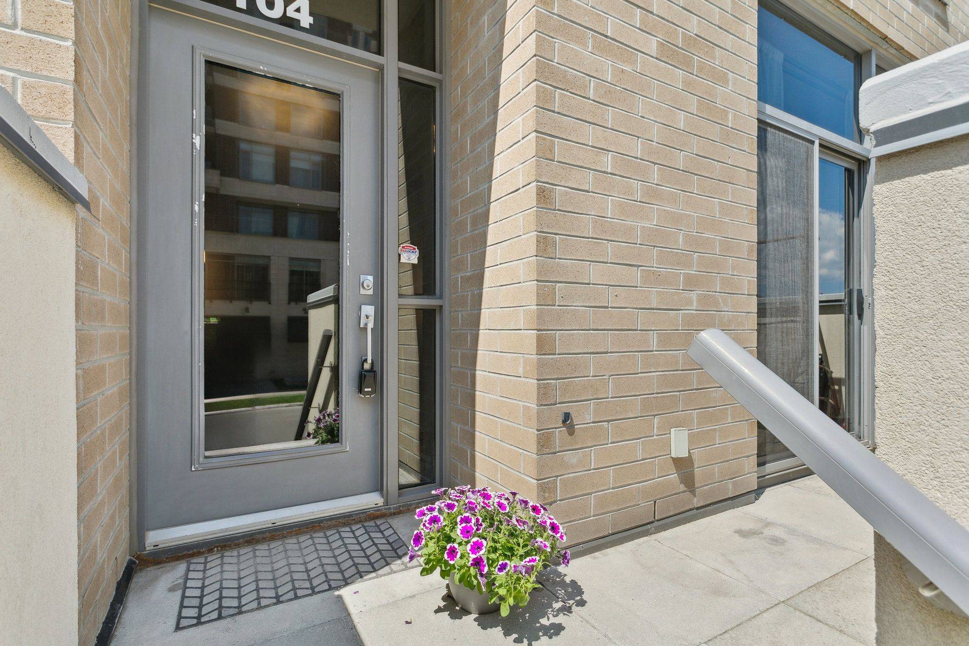 Burlington, ON L7L 0E4,1940 Ironstone DR #104