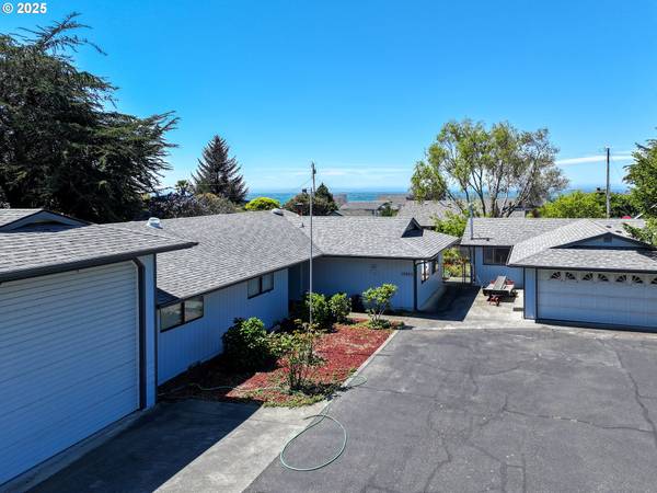 15950 OCEANVIEW DR, Brookings, OR 97415