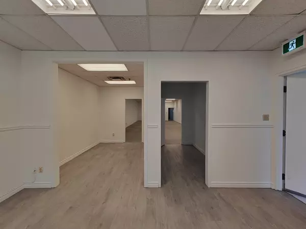 Markham, ON L3R 1H3,300 Esna Park DR #28