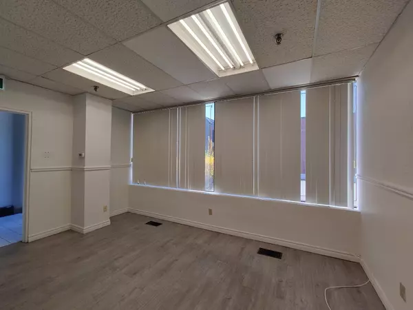 Markham, ON L3R 1H3,300 Esna Park DR #28