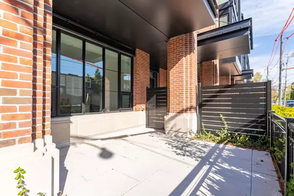 Toronto C02, ON M4V 0B5,36 Birch AVE #109