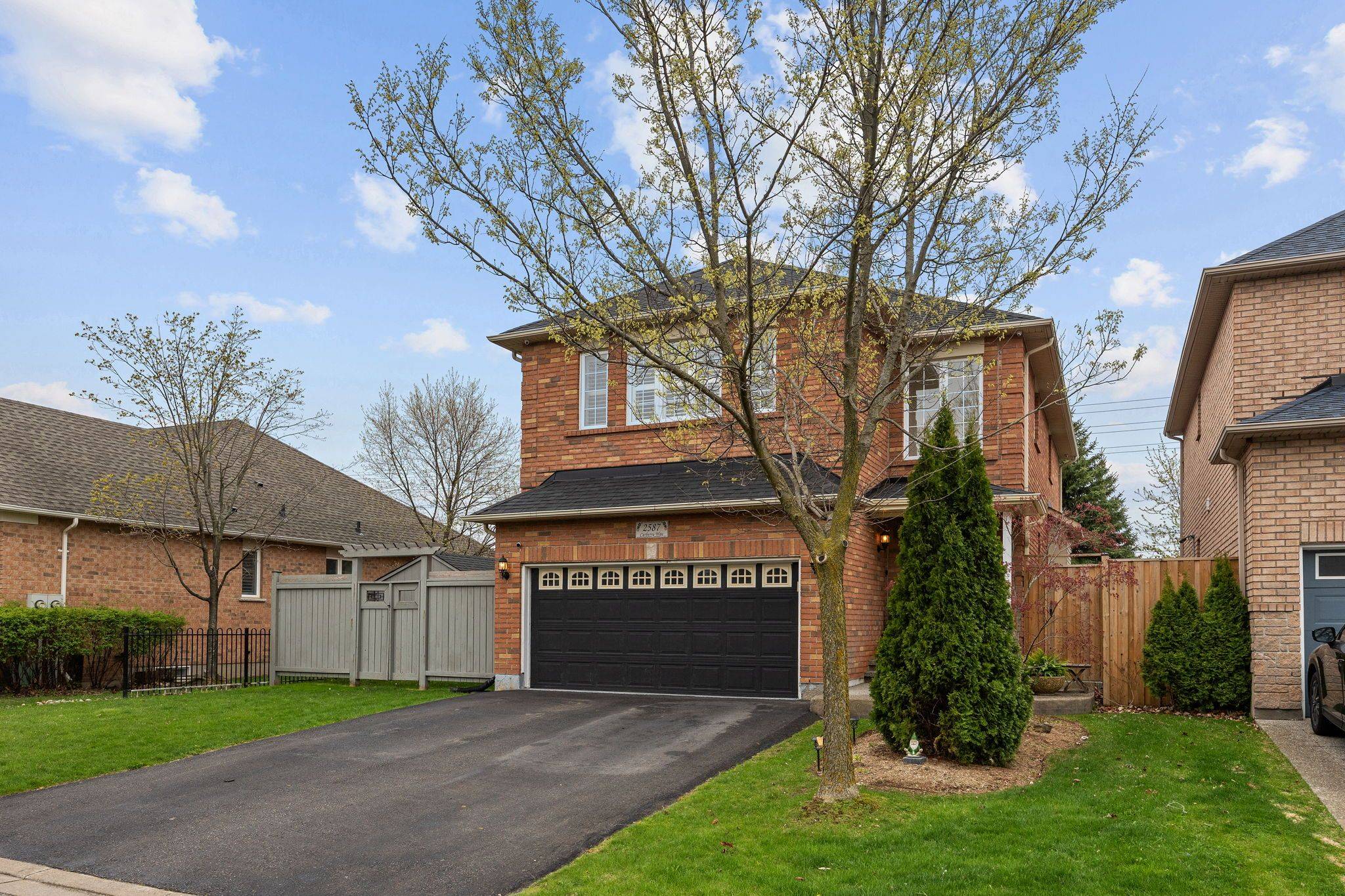 Oakville, ON L6M 4R8,2587 Carberry WAY