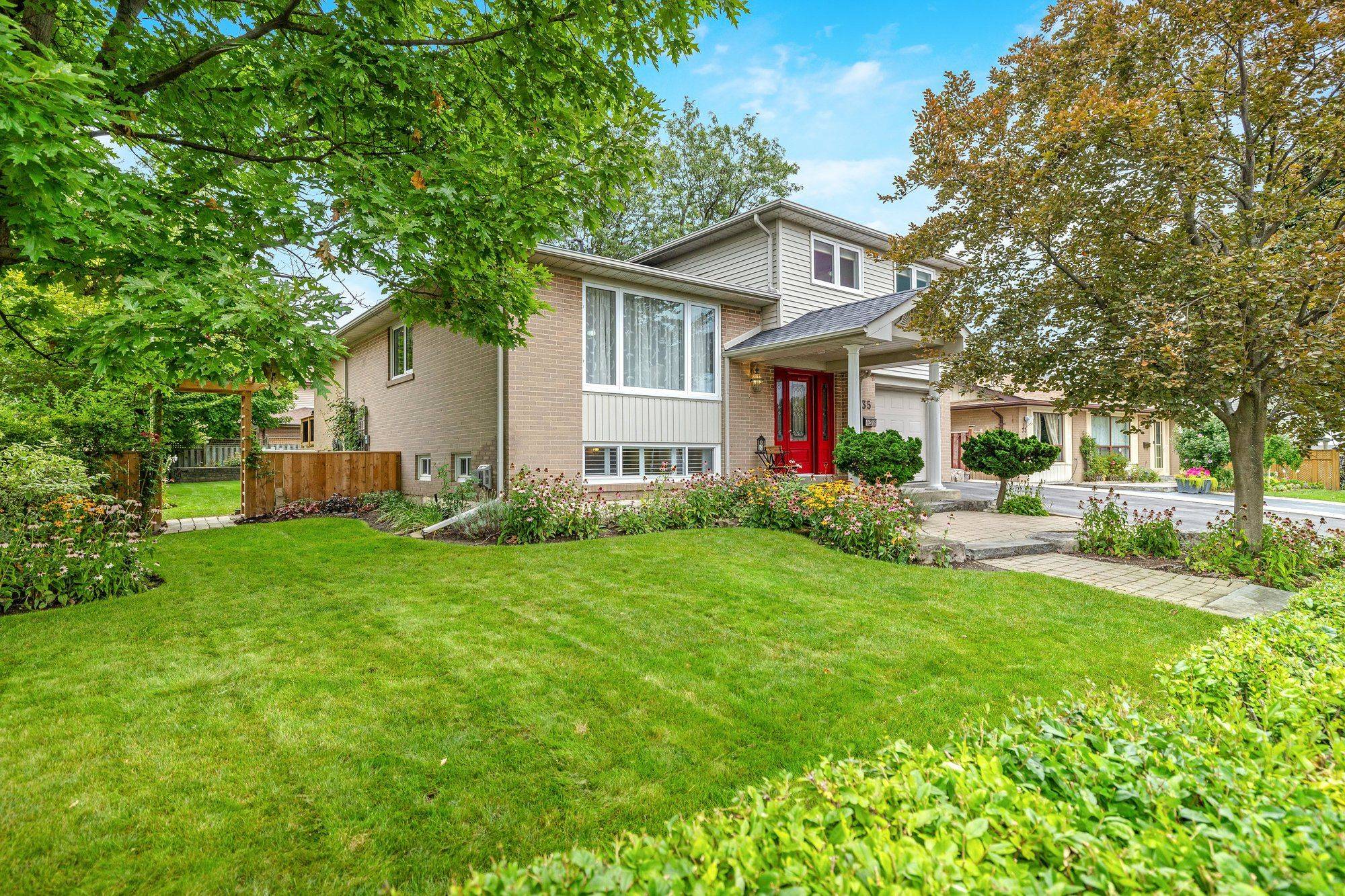 35 Inglewood DR, Brampton, ON L6W 2N4