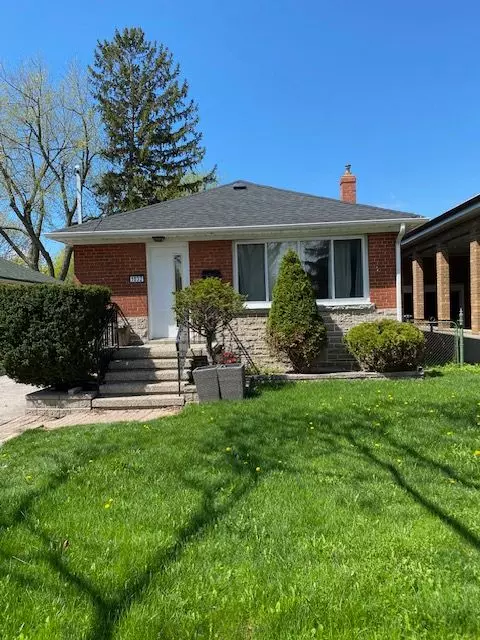 Toronto E04, ON M1R 2G9,1032 Pharmacy AVE #main floor