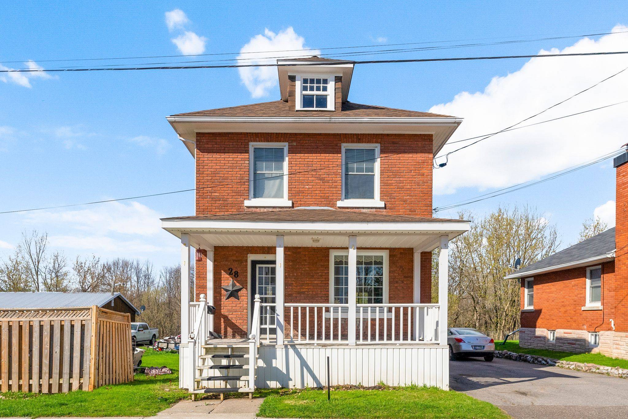 Renfrew, ON K7V 2C9,28 Bank ST N