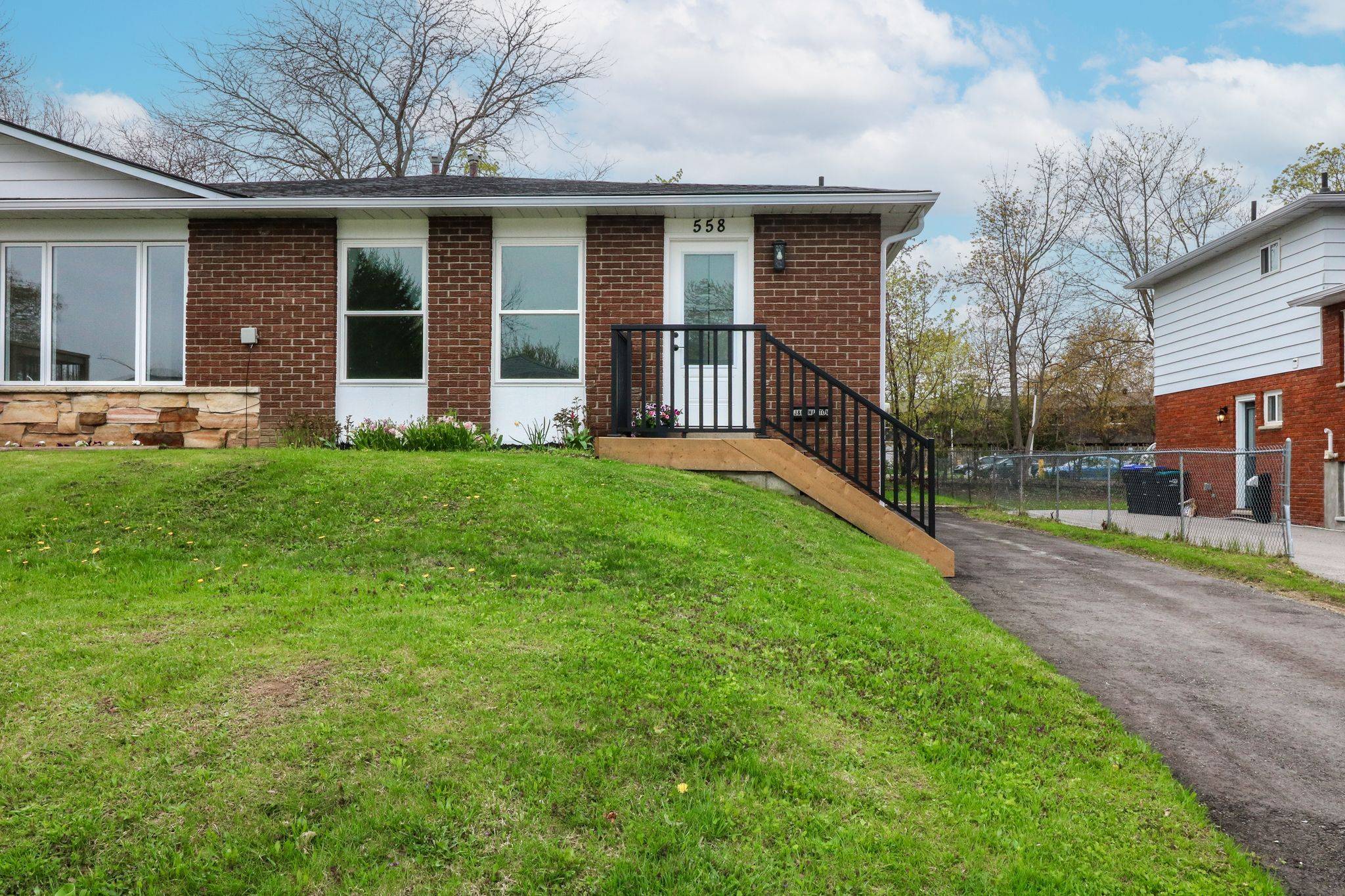 Collingwood, ON L9Y 4B4,558 Spruce ST
