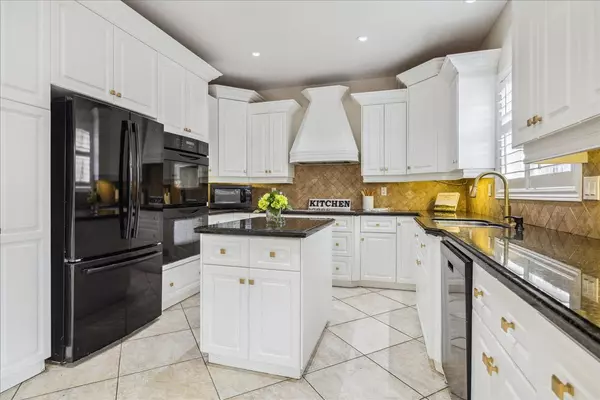Hamilton, ON L8W 3Y8,82 Dulgaren ST