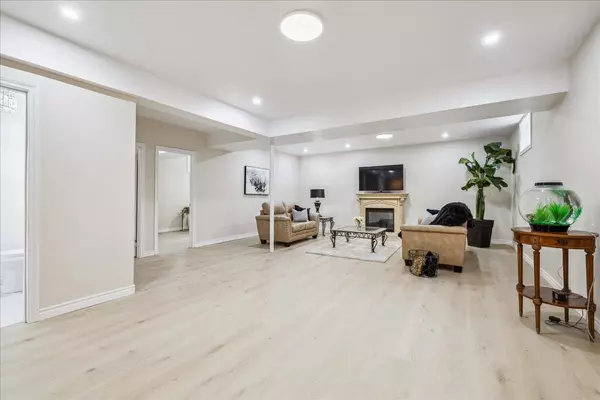 Hamilton, ON L8W 3Y8,82 Dulgaren ST