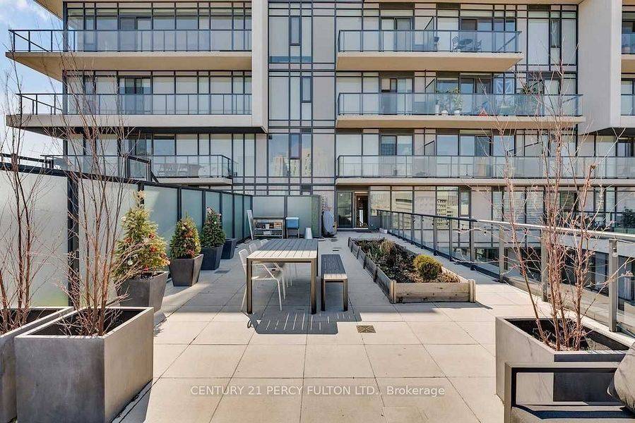 Toronto C01, ON M5T 1S2,297 College ST #1507Den