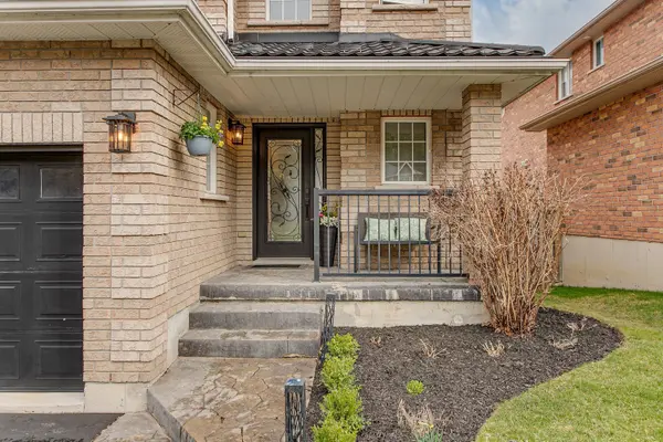 18 Bloom CRES, Barrie, ON L4N 0C9