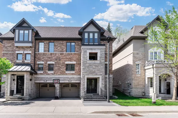 1223 Azinger LN, Mississauga, ON L5E 0A7