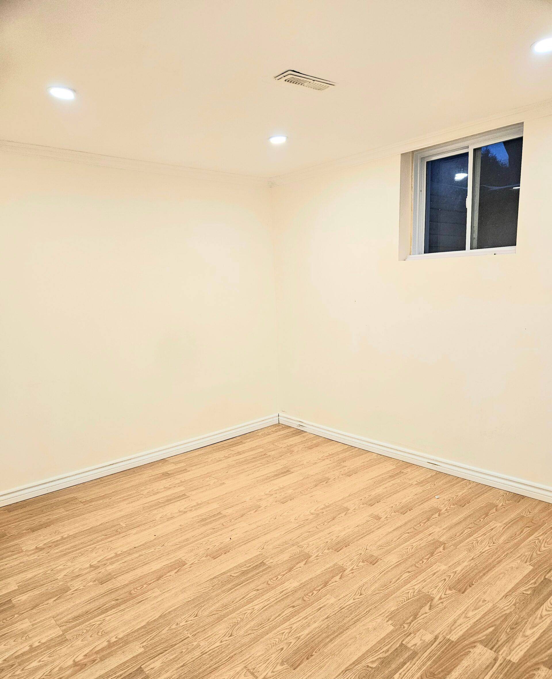 Newmarket, ON L3Y 3P5,99 Woodpark PL #Basement