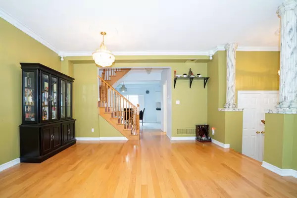 Toronto W04, ON M9N 3Y6,8 Margaret Rose CT