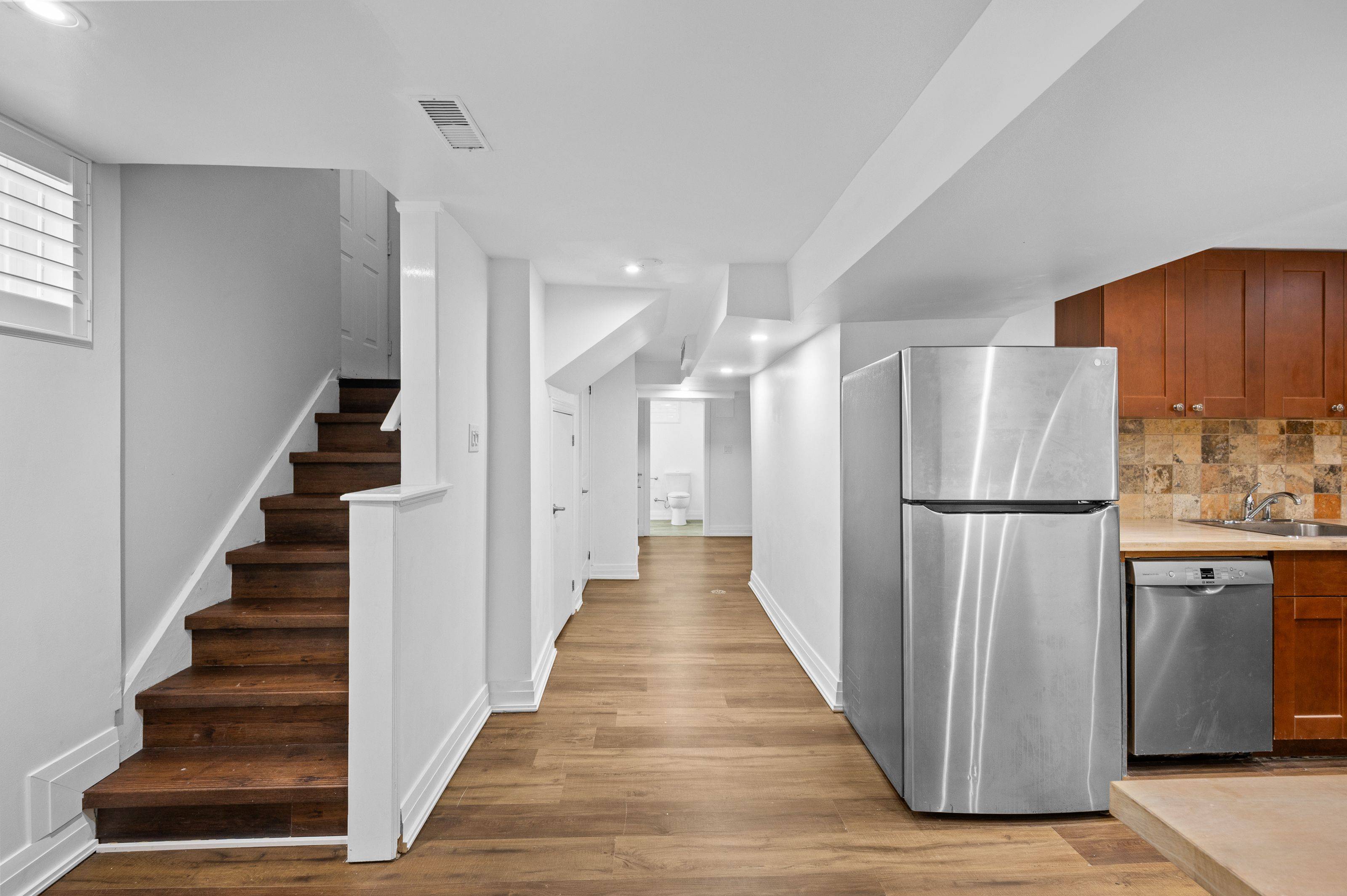 Oakville, ON L6L 3Y3,421 SEATON DR #LOWER