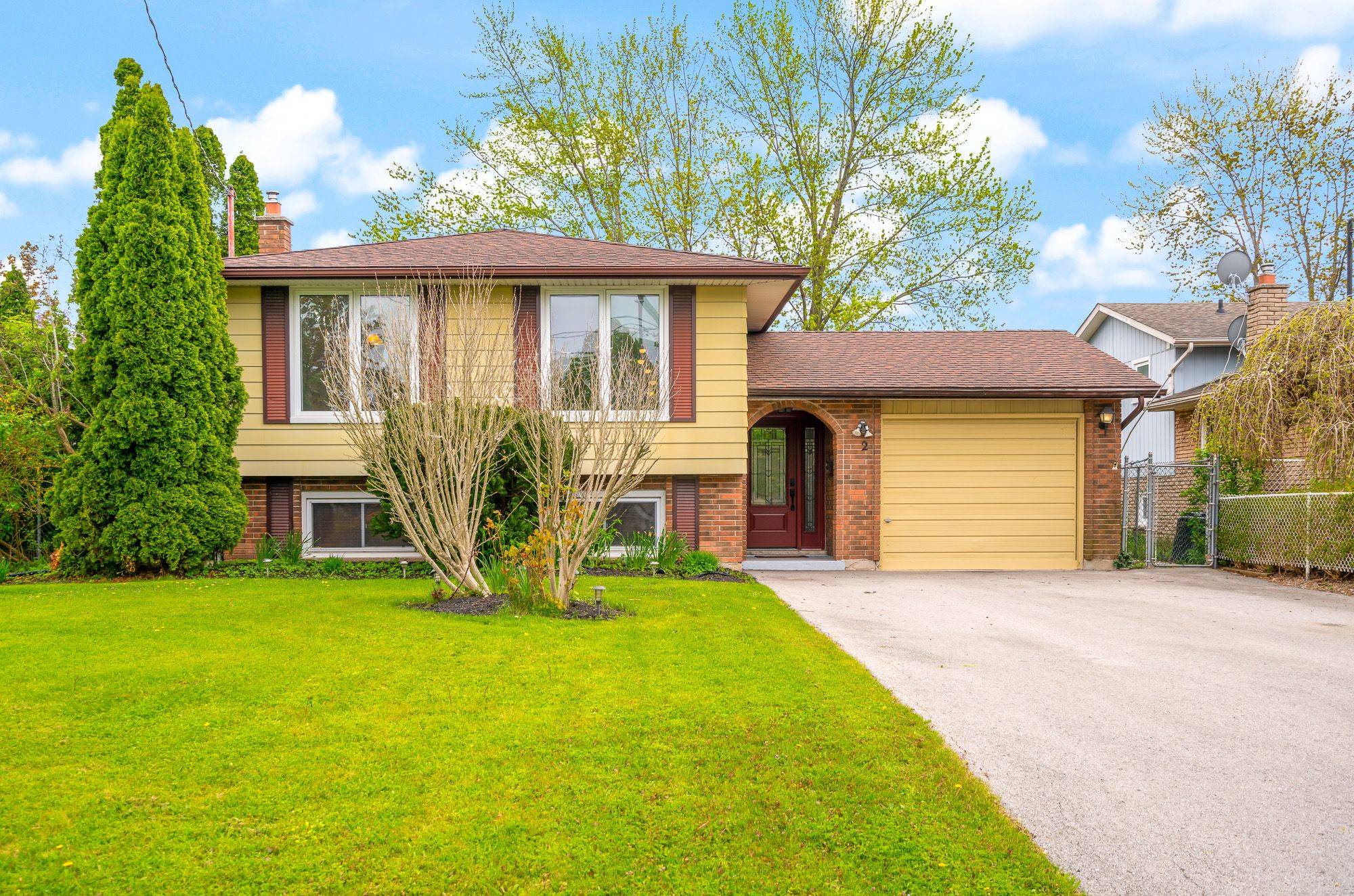 2 ACADIA CRES, St. Catharines, ON L2P 1H8