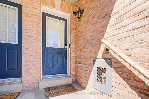 Pickering, ON L1V 7K5,735 Sheppard AVE #65