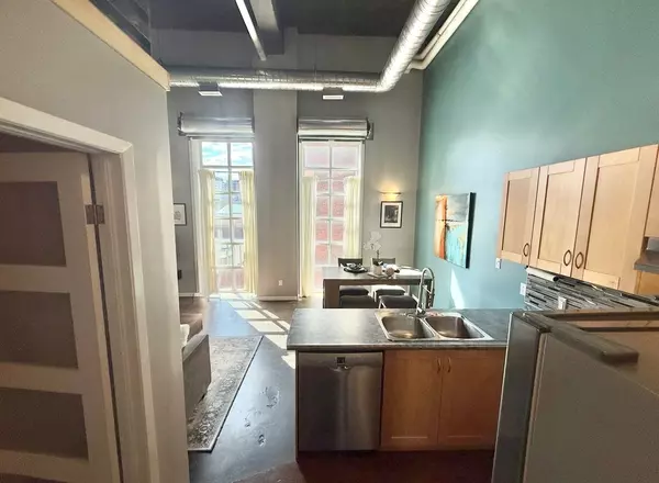 Hamilton, ON L8R 3H7,11 Rebecca ST #406