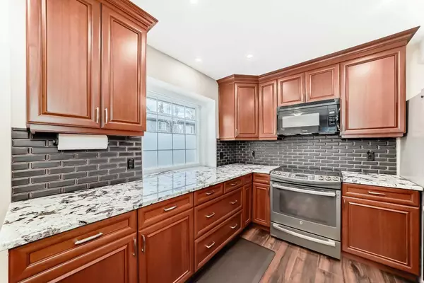 Calgary, AB T3A 2M9,4037 42 ST NW #220