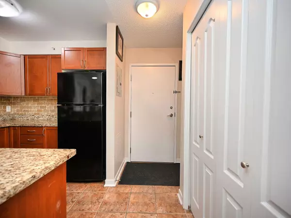 Brampton, ON L6P 2Z7,8 Dayspring CIR #1420
