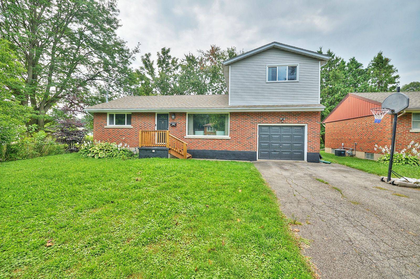 Niagara Falls, ON L2E 3A1,6100 Sidney ST