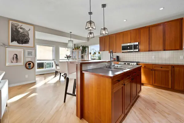 673 Victoria Beach Bay, Chestermere, AB T1X1H9