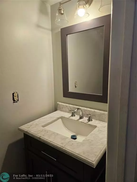 Fort Lauderdale, FL 33313,5824 Blueberry Ct #58-11