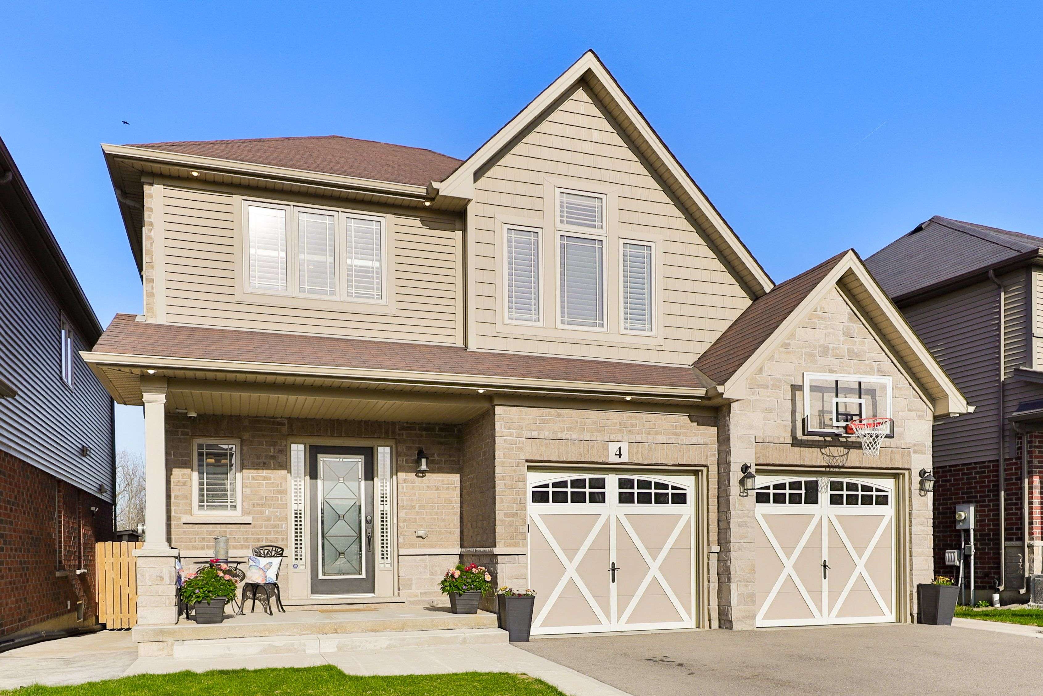 4 Thornbury CT,  Hamilton,  ON L8J 0G7