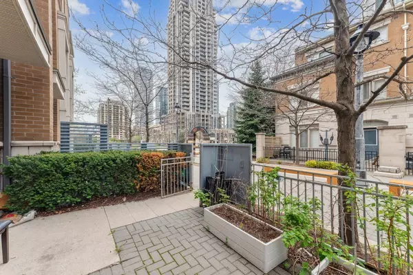 Mississauga, ON L5B 0E6,370 Square One DR W #Th#13