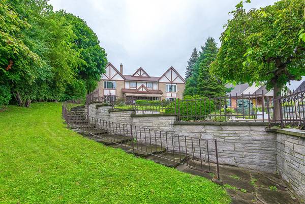 140 LAKESHORE RD, Fort Erie, ON L2A 1B2