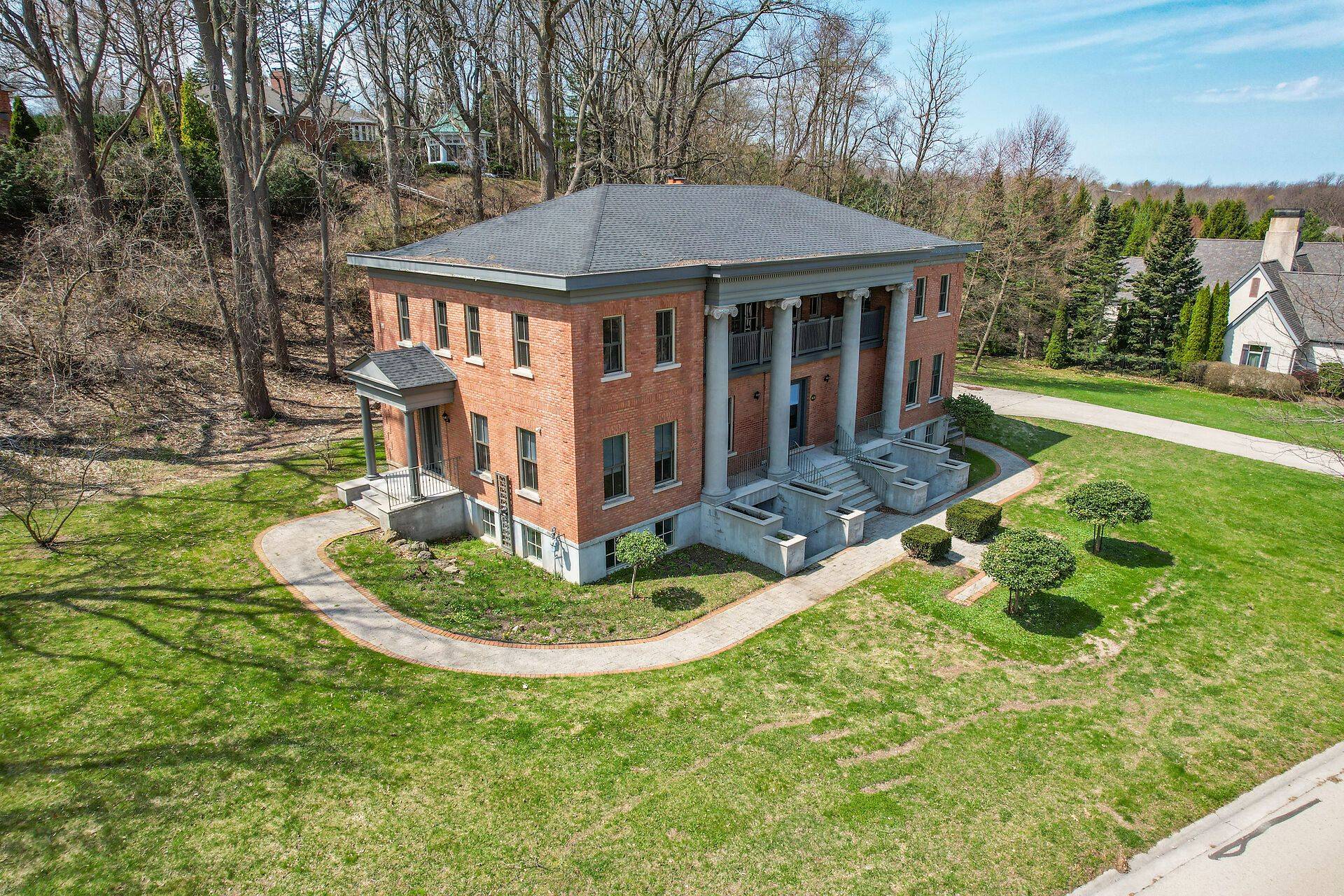 Niagara Falls, ON L2J 4L6,6638 Calaguiro DR