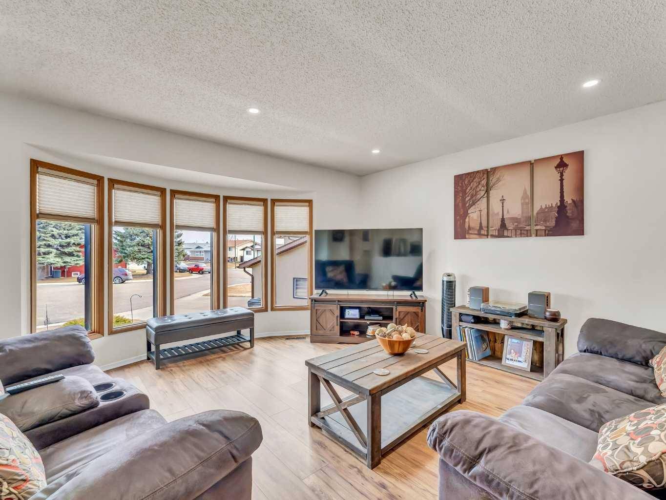 Medicine Hat, AB T1B3C1,26 Rae CRES SE