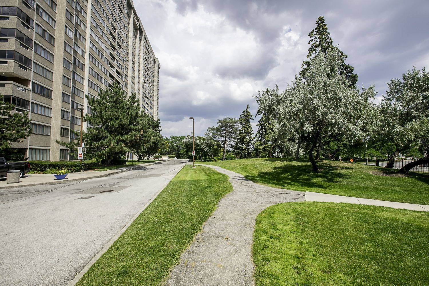 Mississauga, ON L5A 3X2,50 Elm DR E #604