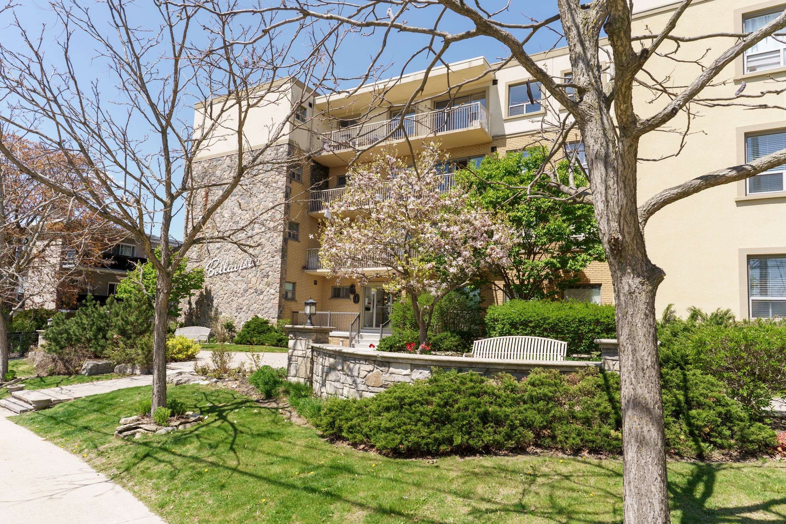 Toronto W04, ON M6M 2M6,60 Gulliver RD #205