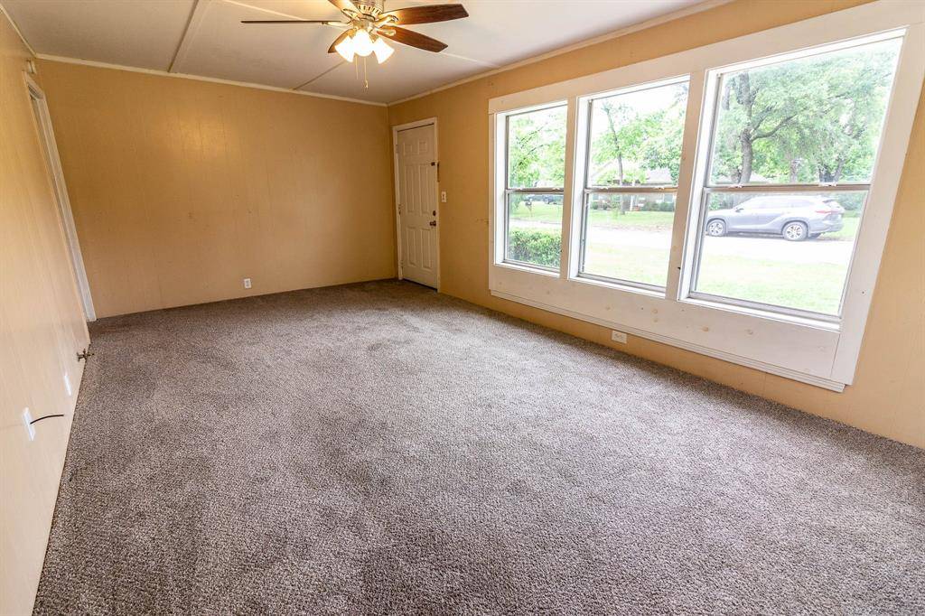 Kaufman, TX 75142,303 E 8th Street