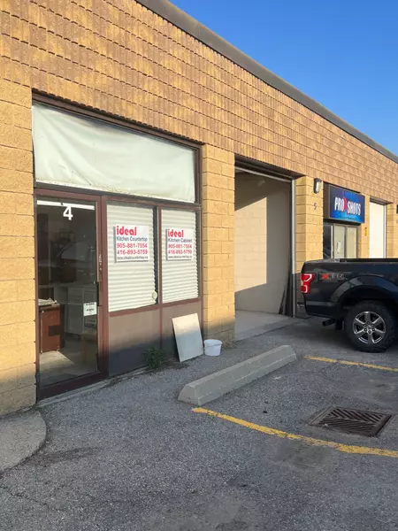 200 Mulock DR #4, Newmarket, ON L3Y 9B6