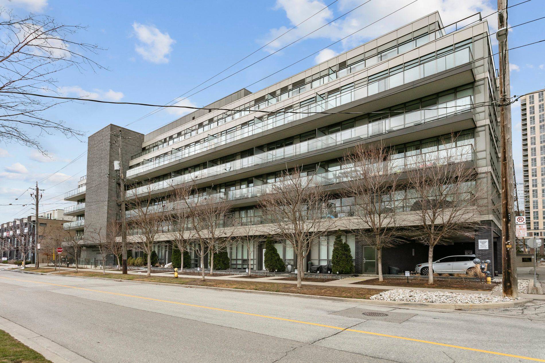 8 Fieldway RD W #303, Toronto W08, ON M8Z 0C3