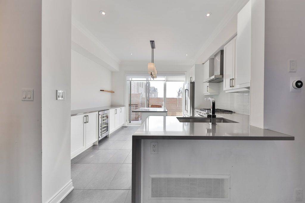 Oakville, ON L6H 7H2,2160 Trafalgar RD W #10