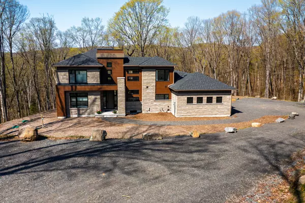 Lake Of Bays, ON P1H 0K1,1002 Napier CT