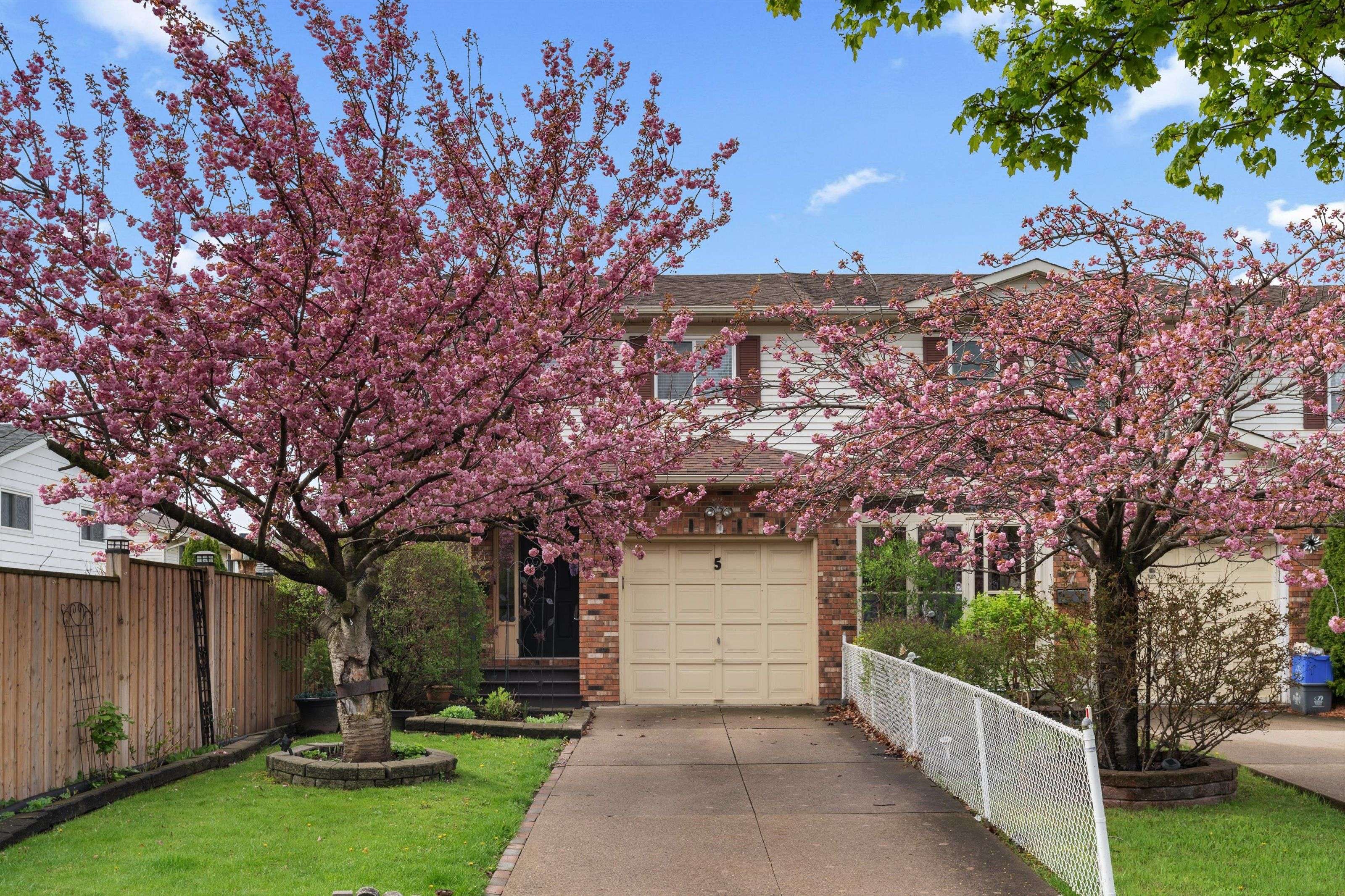 5 Barnaby DR, St. Catharines, ON L2S 3C7