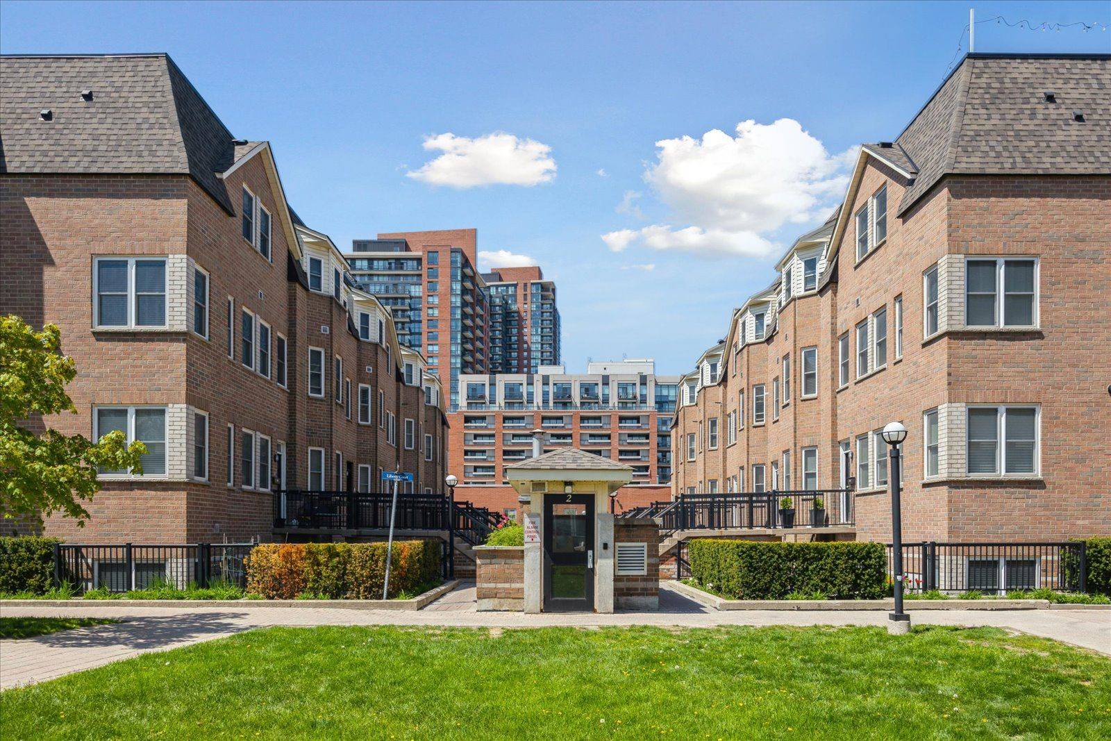 760 Lawrence AVE W #61, Toronto W04, ON M6A 3E7