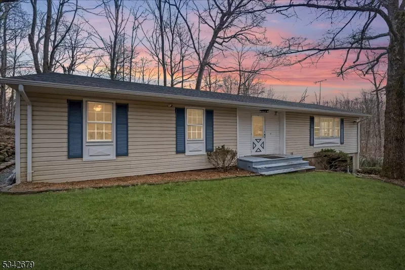 35 Dupont Ave, Hopatcong Boro, NJ 07843