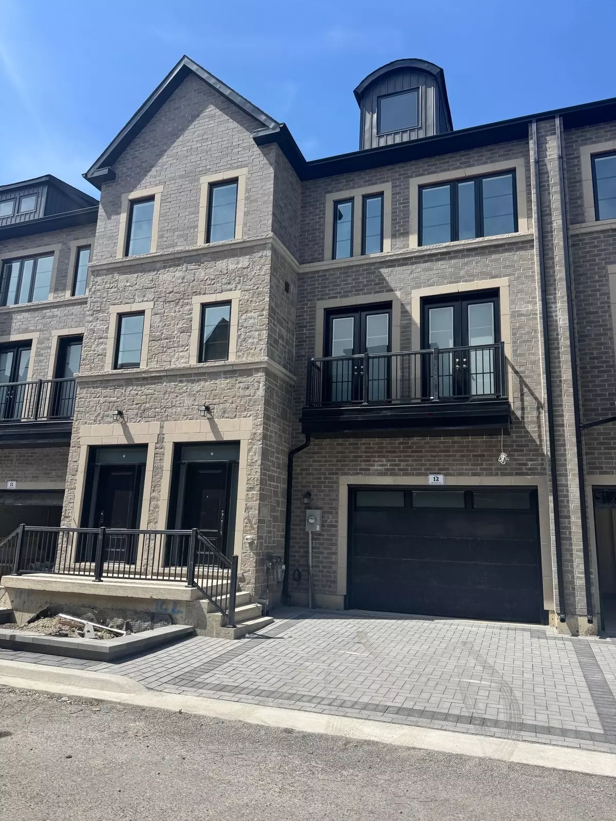 Newmarket, ON L3Y 1K1,260 Eagle ST #12