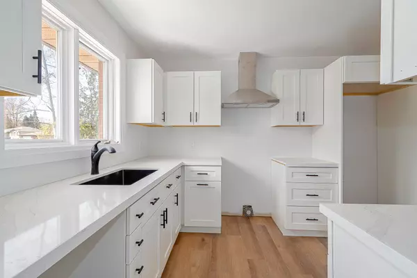 Wasaga Beach, ON L9Z 1L2,11 Lisbon CT