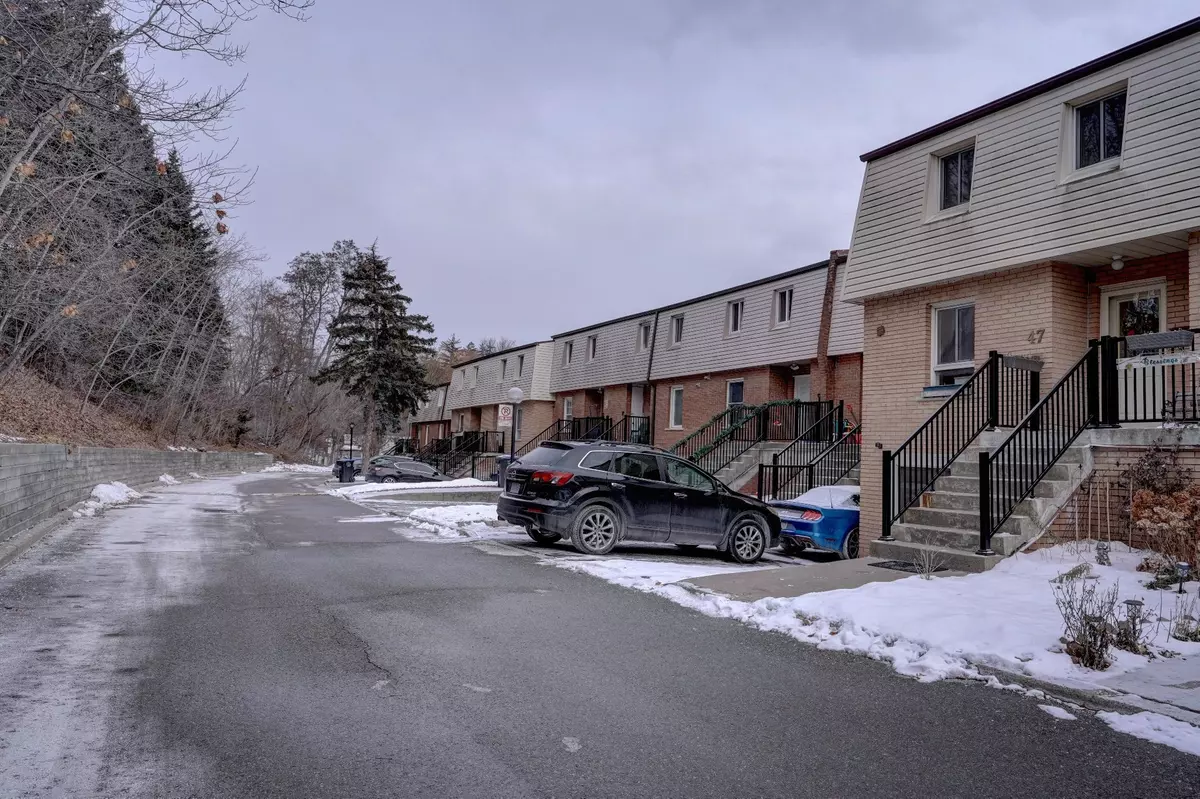 Mississauga, ON L5A 3M4,3175 Kirwin AVE #47