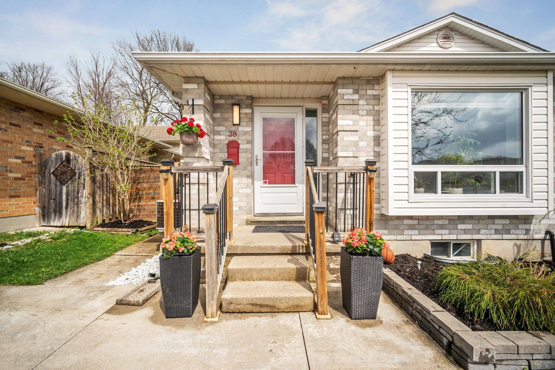 London East, ON N5V 4Y3,38 Folkstone CT