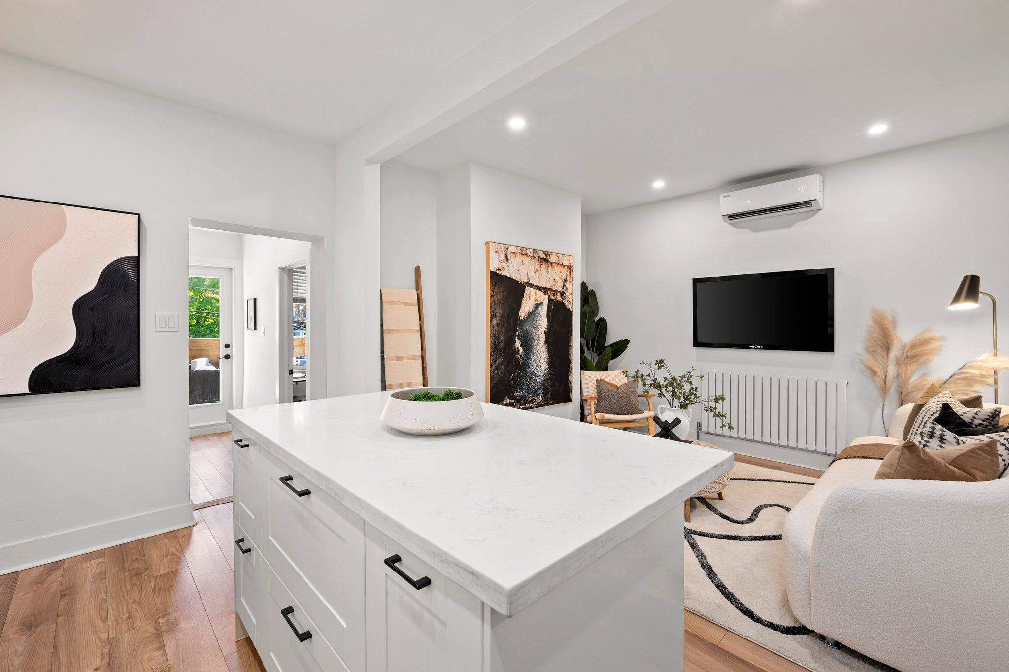 Toronto E02, ON M4L 3S9,327 Kenilworth AVE