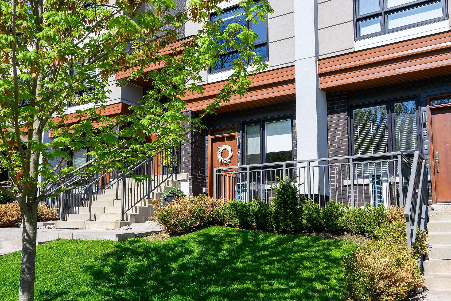 39 Robinson ST N #6, Grimsby, ON L3M 3C8